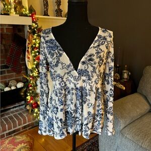 New York & Company Blue Floral V-Neck Blouse size S